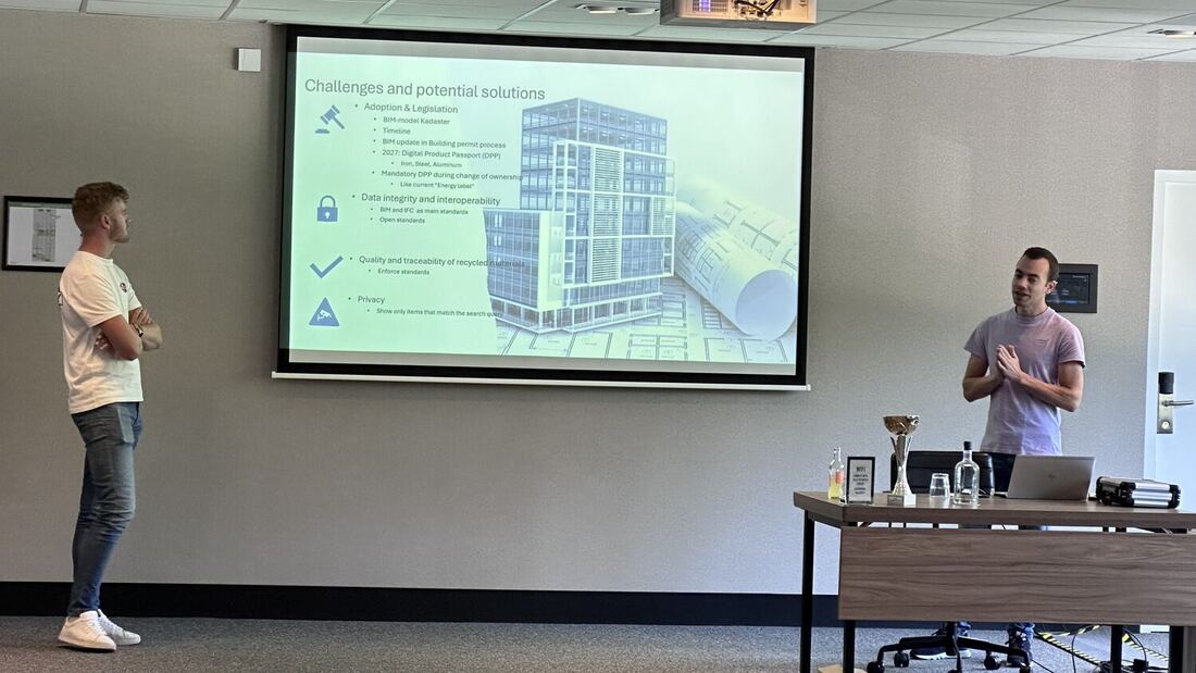 Two students at the screen presenting the circularity in housing construction work.